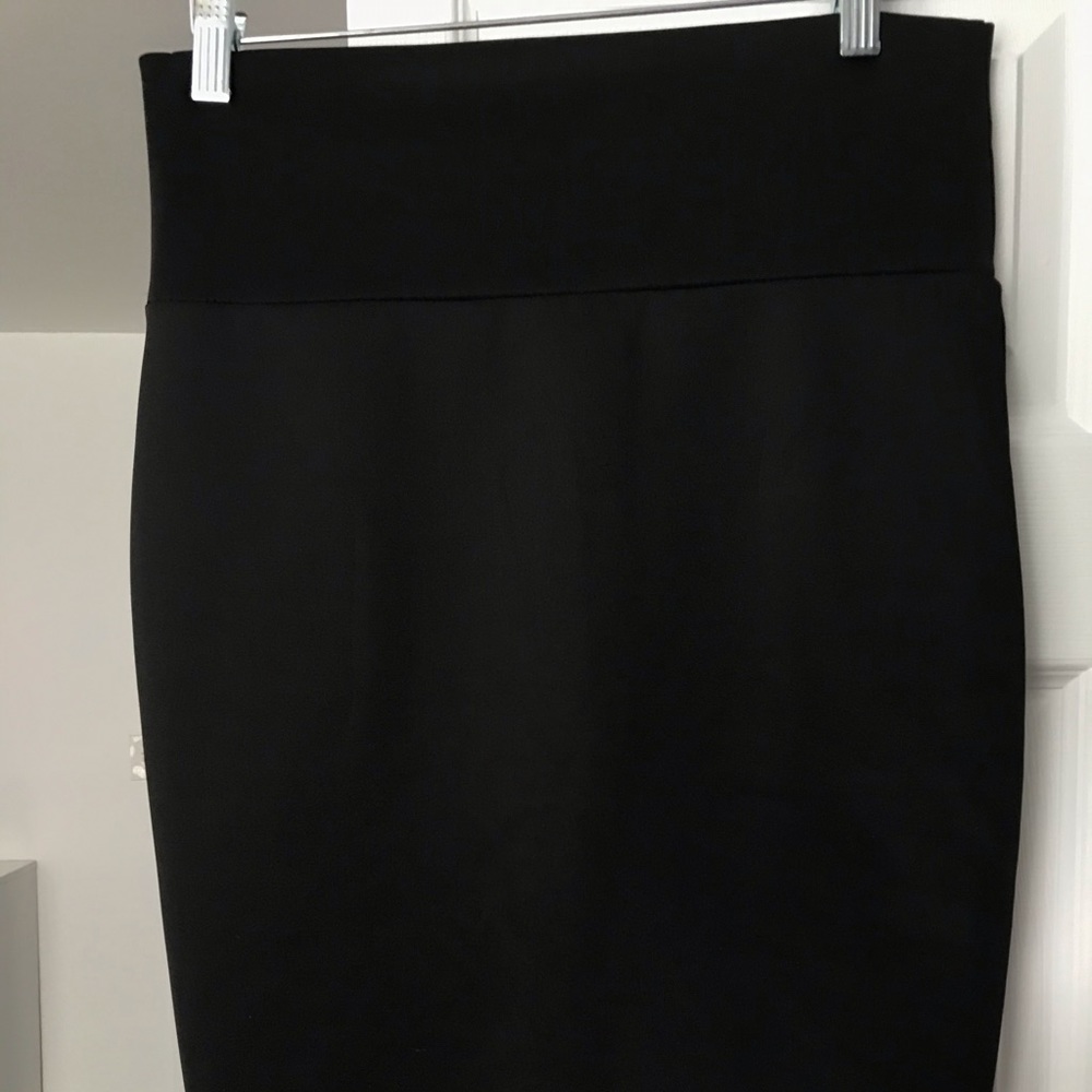 Pencil midi skirt with the shiny material.